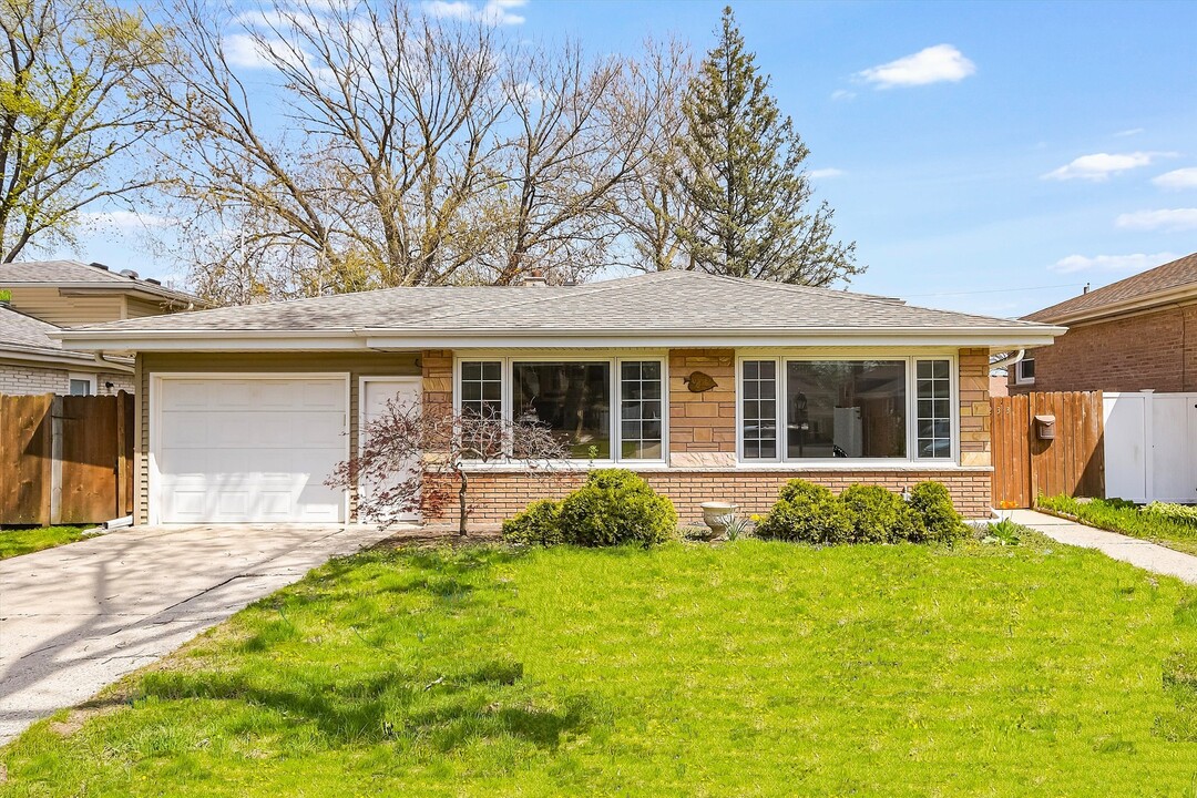 9233 Parkside Ave in Morton Grove, IL - Building Photo