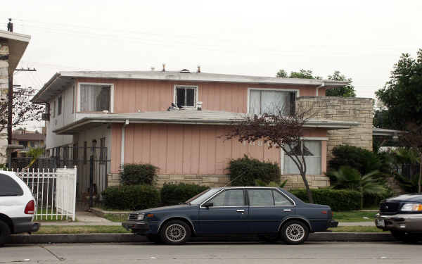 10812 California Ave in Lynwood, CA - Building Photo