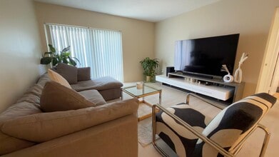 400 Kings Point Dr, Unit 408 in Sunny Isles Beach, FL - Building Photo - Building Photo