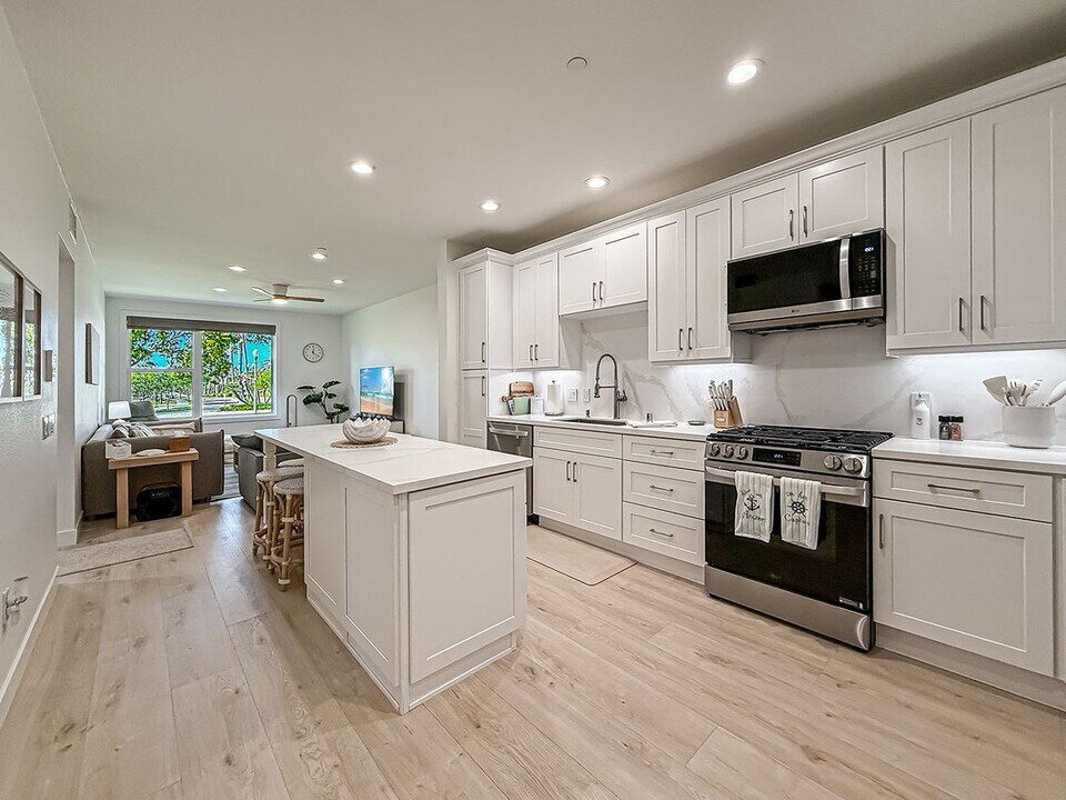 1901 Victoria Ave in Oxnard, CA - Building Photo