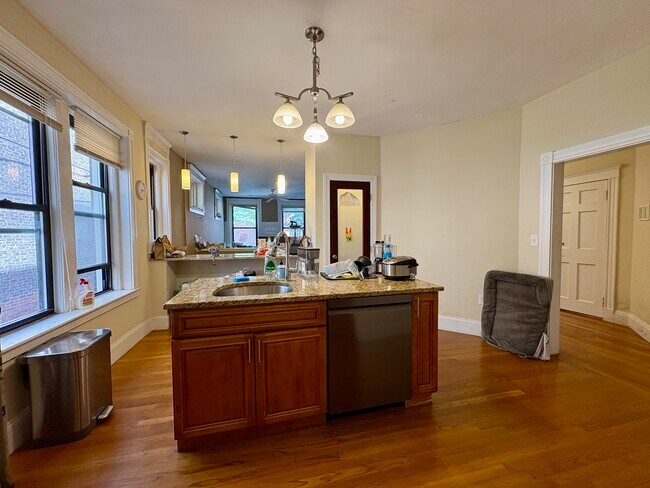 184 Saint Paul St, Unit 1 in Brookline, MA - Foto de edificio - Building Photo
