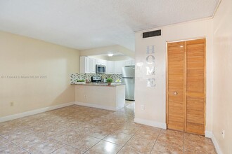 7241 Miami Lakes Dr in Miami Lakes, FL - Building Photo - Building Photo