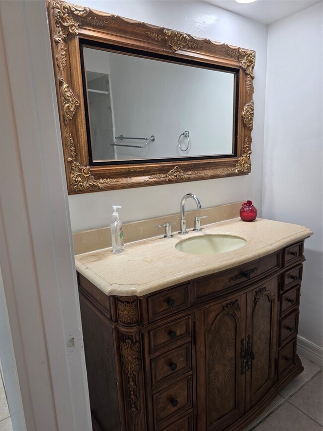 property at 1016 E Tri Oaks Ln