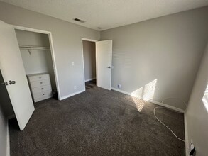 231 Fullerton Ave in Henderson, NV - Building Photo - Building Photo