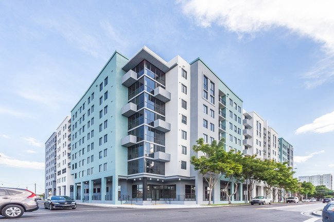 4th Street Commons in Miami, FL - Building Photo - Building Photo