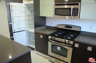 1418 N Poinsettia Pl in Los Angeles, CA - Building Photo - Building Photo