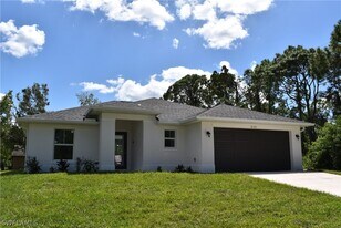 8159 Hedgecoth Ave in North Port, FL - Building Photo