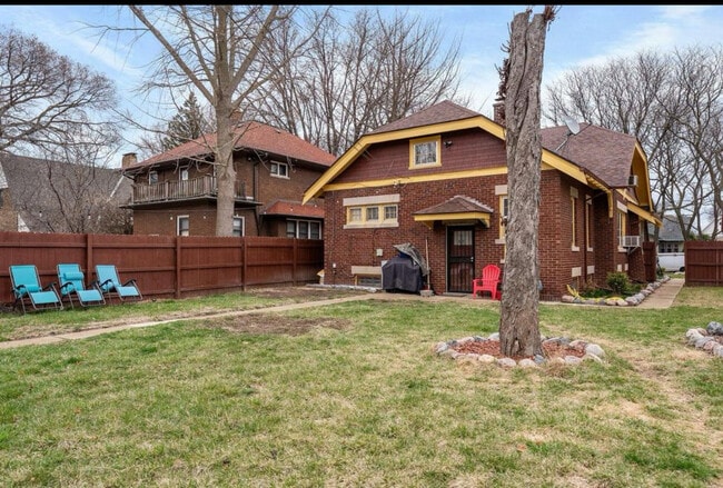2749 N Grant Blvd in Milwaukee, WI - Building Photo - Building Photo