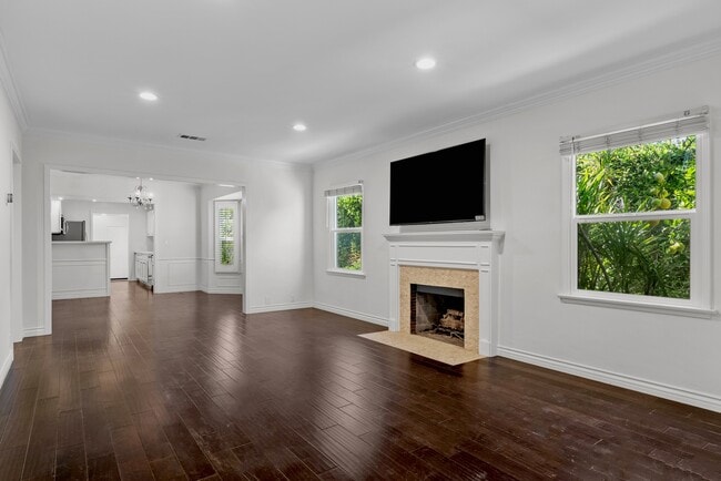 4242 Van Nuys Blvd in Sherman Oaks, CA - Foto de edificio - Building Photo