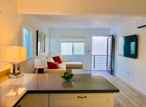 1235 S Muirfield Rd, Unit 1237 in Los Angeles, CA - Building Photo - Building Photo