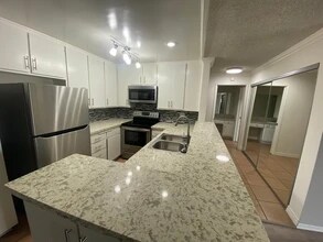 Chateau Garnet Apartments in Torrance, CA - Foto de edificio - Building Photo