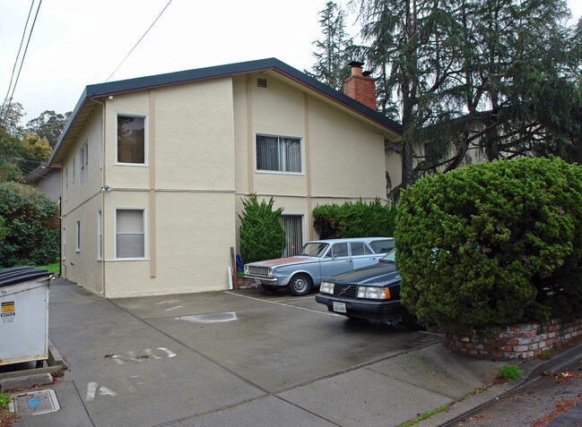 Strawberry Knoll Apartments in Mill Valley, CA - Foto de edificio - Building Photo
