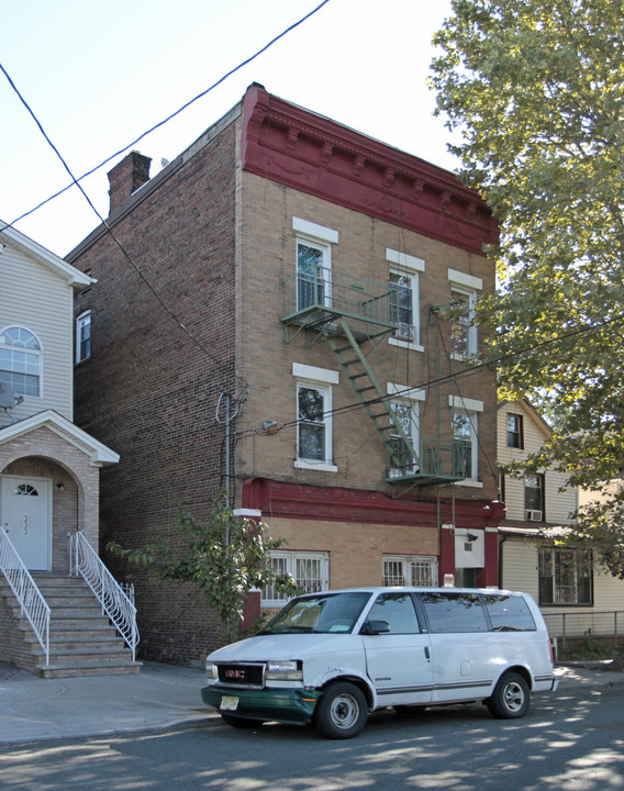 331 E Jersey St in Elizabeth, NJ - Building Photo