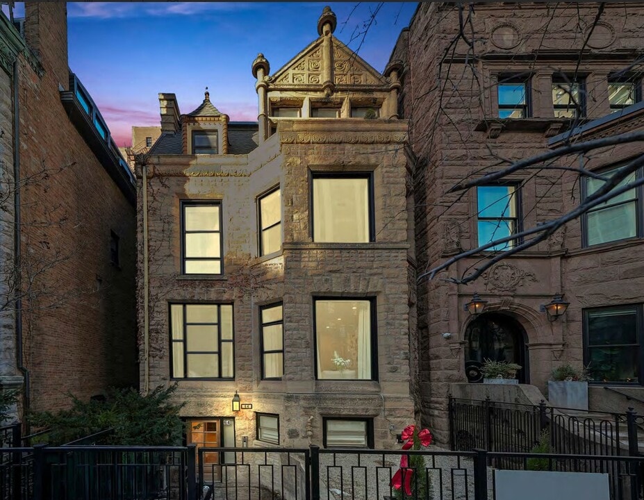 64 E Cedar St in Chicago, IL - Foto de edificio