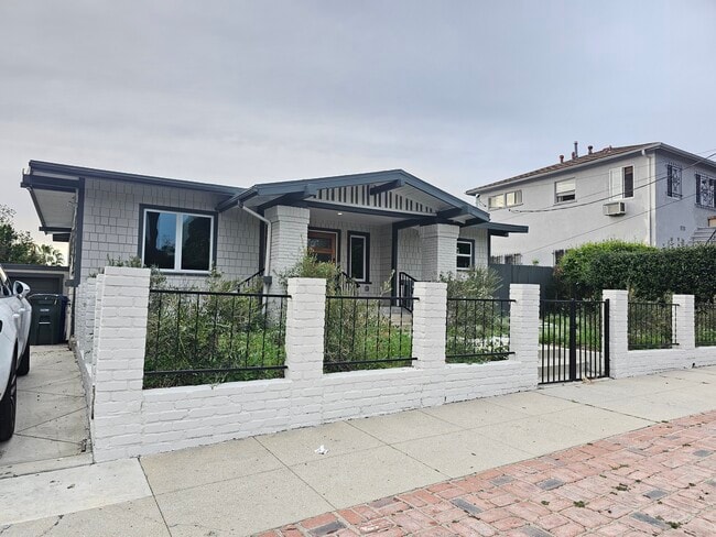 957 Manzanita St in Los Angeles, CA - Building Photo - Building Photo