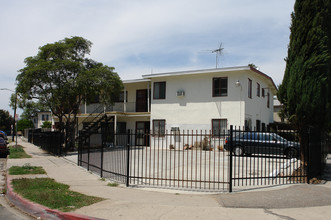 905 N Ardmore Ave in Los Angeles, CA - Foto de edificio - Building Photo