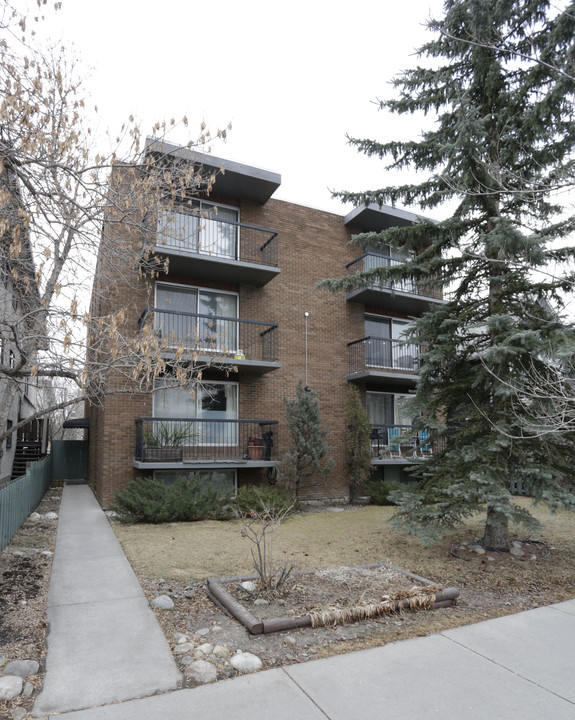 1625 11th Ave SW in Calgary, AB - Building Photo