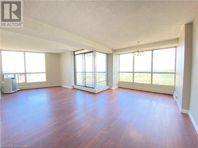 150 Charlton Ave E in Hamilton, ON - Building Photo - Building Photo
