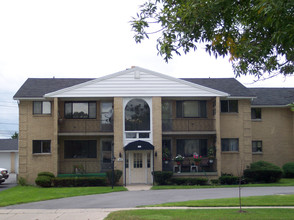 Delta Garden Apartments in Amherst, NY - Foto de edificio - Building Photo