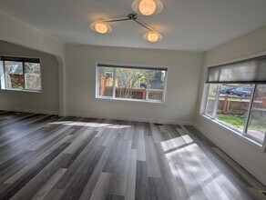 402 NW 12th St in Bend, OR - Building Photo - Building Photo