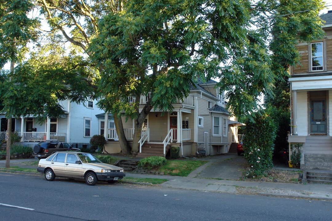 1817 NE Weidler St in Portland, OR - Building Photo