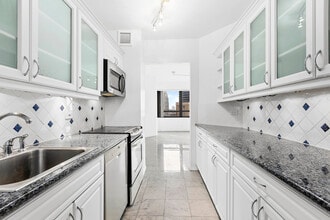 240 E 47th St, Unit 22D in New York, NY - Building Photo - Building Photo