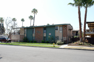 330 E Wakefield Ave in Anaheim, CA - Building Photo - Building Photo