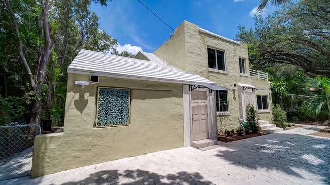 825 NE 120th St, Unit W in Biscayne Park, FL - Building Photo - Building Photo