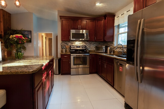 1804 Westridge Dr in Tallahassee, FL - Foto de edificio - Building Photo