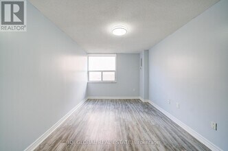 4062 Lawrence Ave E in Toronto, ON - Building Photo - Building Photo