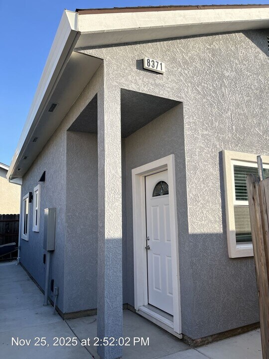 8371 Bergthold Way in Sacramento, CA - Foto de edificio