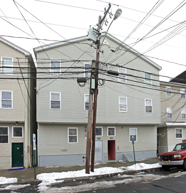 23-25 Jackson St in Passaic, NJ - Foto de edificio - Building Photo