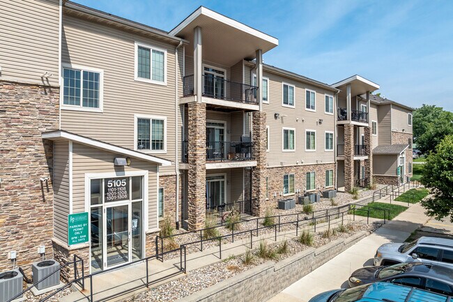 Golfview Condos in Pleasant Hill, IA - Building Photo - Building Photo