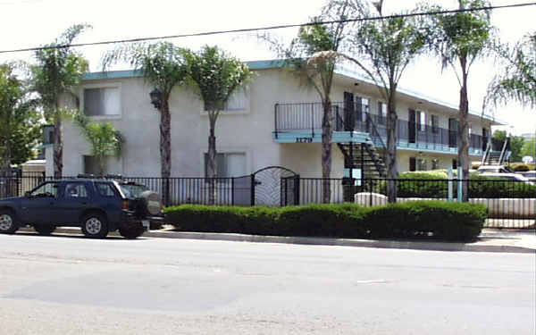 1179 E Madison Ave in El Cajon, CA - Foto de edificio - Building Photo