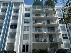 482 NW 165th St in Miami, FL - Building Photo