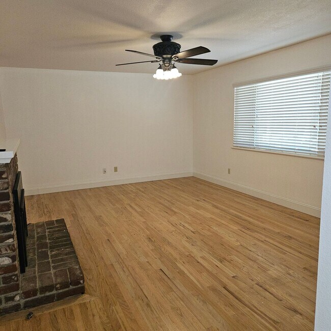 1610 Springwood Dr in Modesto, CA - Foto de edificio - Building Photo