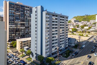 Ward Kinau in Honolulu, HI - Building Photo - Building Photo