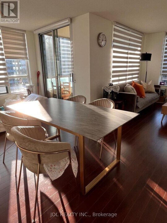 238 Doris Ave in Toronto, ON - Building Photo