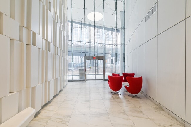 133 Bremner Blvd in Toronto, ON - Building Photo - Building Photo