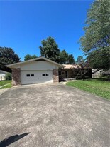 1205 W Oak St in Rogers, AR - Building Photo