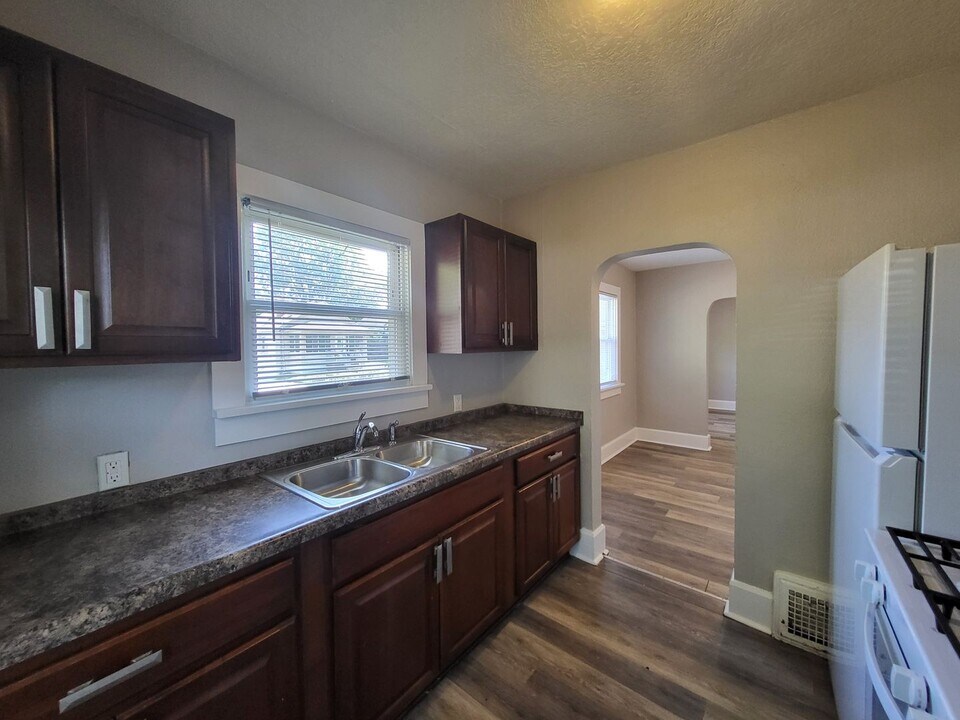 3916 Cambridge St in Des Moines, IA - Building Photo
