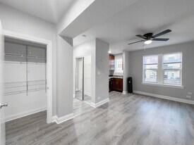 4037 N Kenmore Ave, Unit J02P in Chicago, IL - Building Photo