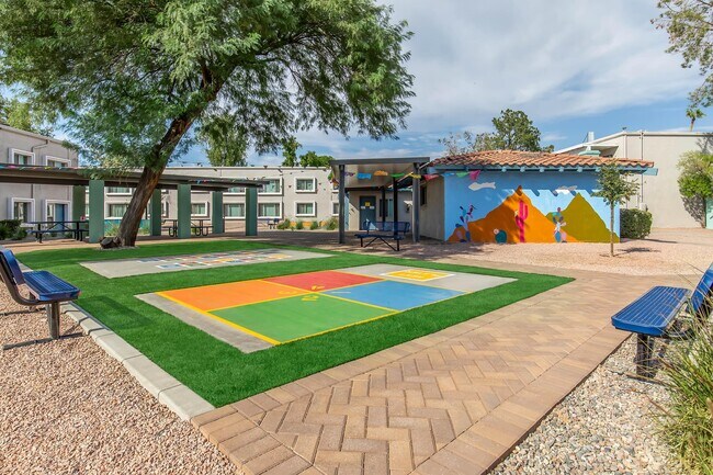 Whispering Pines in Phoenix, AZ - Foto de edificio - Building Photo