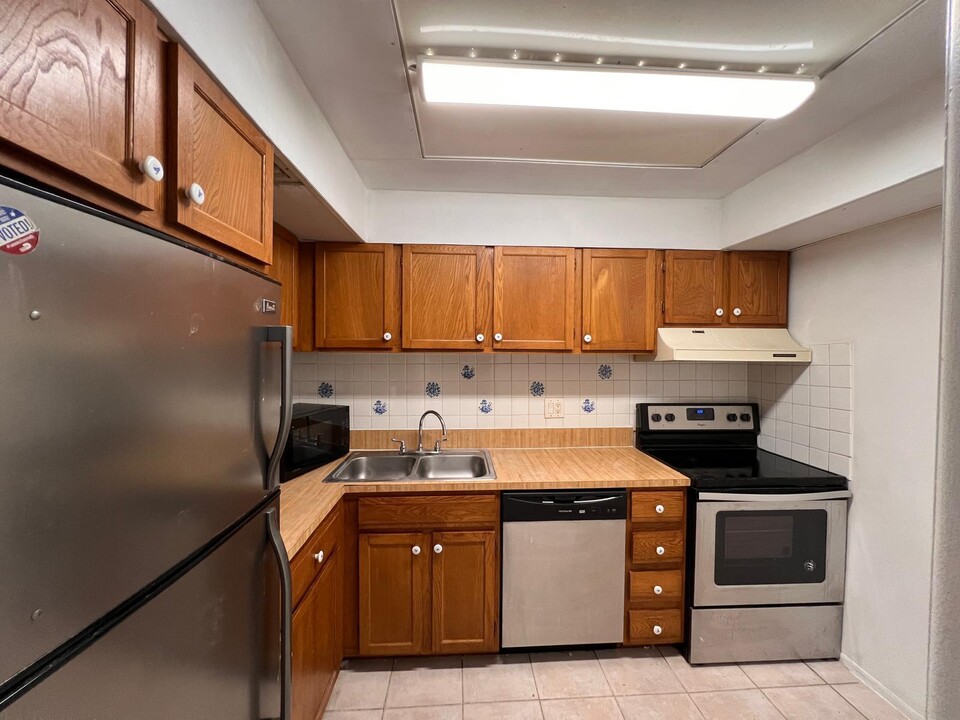 3690 Inverrary Dr in Lauderhill, FL - Building Photo