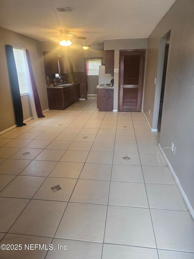 8635 Mc Glothlin St in Jacksonville, FL - Building Photo - Building Photo