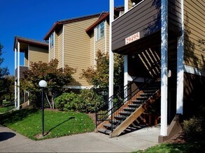 Hathaway Court Apartments in Wilsonville, OR - Building Photo - Building Photo