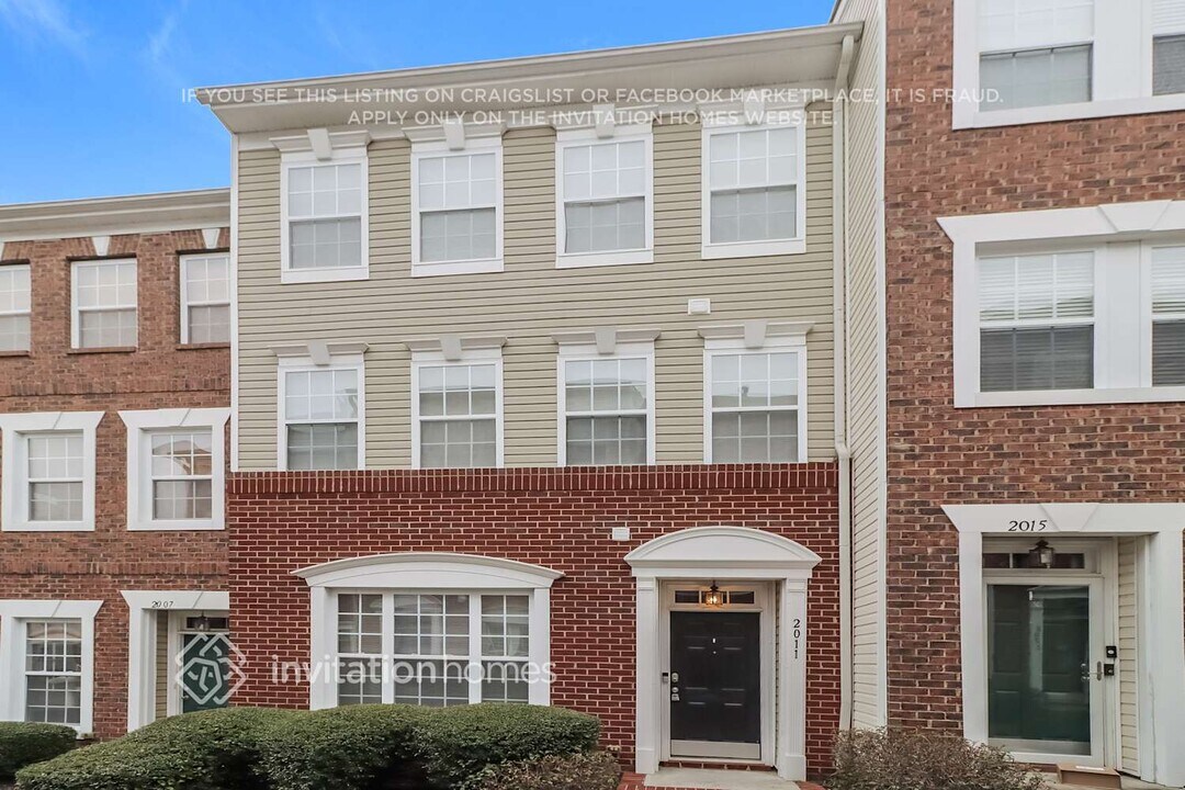 2011 Kegsworth Dr in Charlotte, NC - Foto de edificio