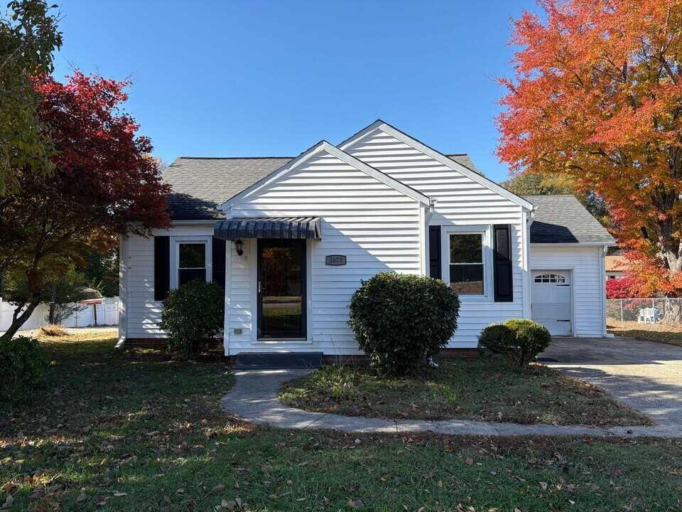 2670 Darrow Rd in Walkertown, NC - Building Photo