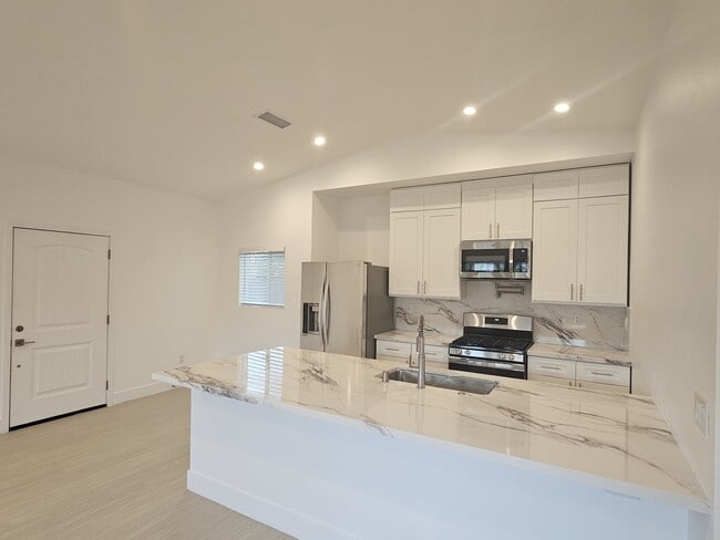 1321 S Ventura Rd in Oxnard, CA - Building Photo - Building Photo