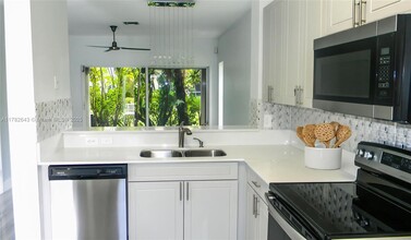 431 SW 122nd Ave in Pembroke Pines, FL - Foto de edificio - Building Photo